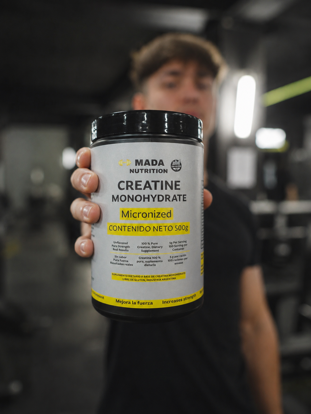 Atleta sosteniendo el Doypack de Creatina Monohidrato Mada Nutrition
